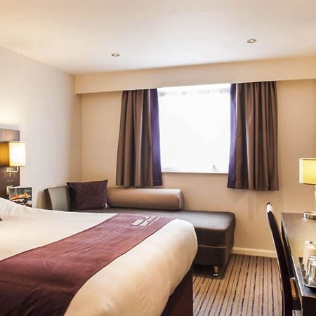 Premier Inn London Romford Central 외부 사진