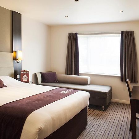 Premier Inn London Romford Central 외부 사진