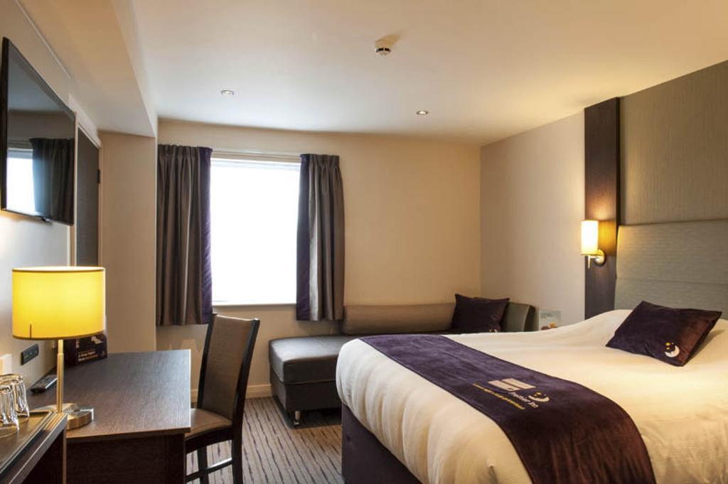 Premier Inn London Romford Central 객실 사진