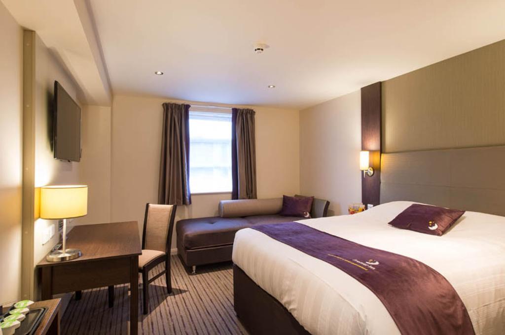 Premier Inn London Romford Central 객실 사진