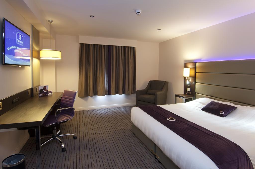 Premier Inn London Romford Central 외부 사진