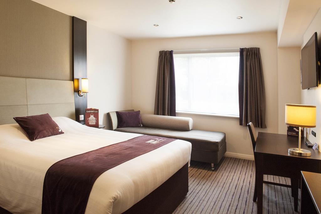 Premier Inn London Romford Central 외부 사진