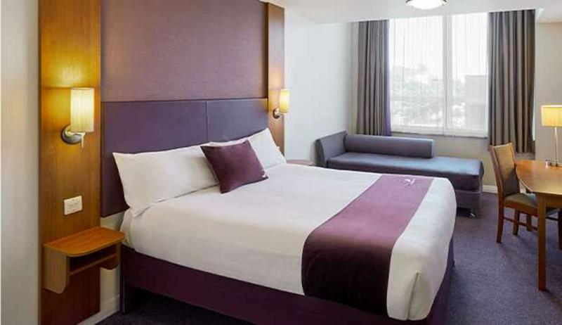 Premier Inn London Romford Central 외부 사진